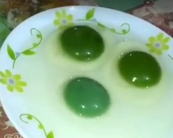 Куры индийского фермера несут яйца с зелеными желтками