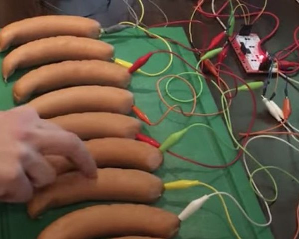 Немецкий инженер сделал пианино из сосисок