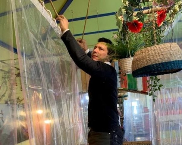 Владелец британской кофейни повесил в заведении занавески для душа